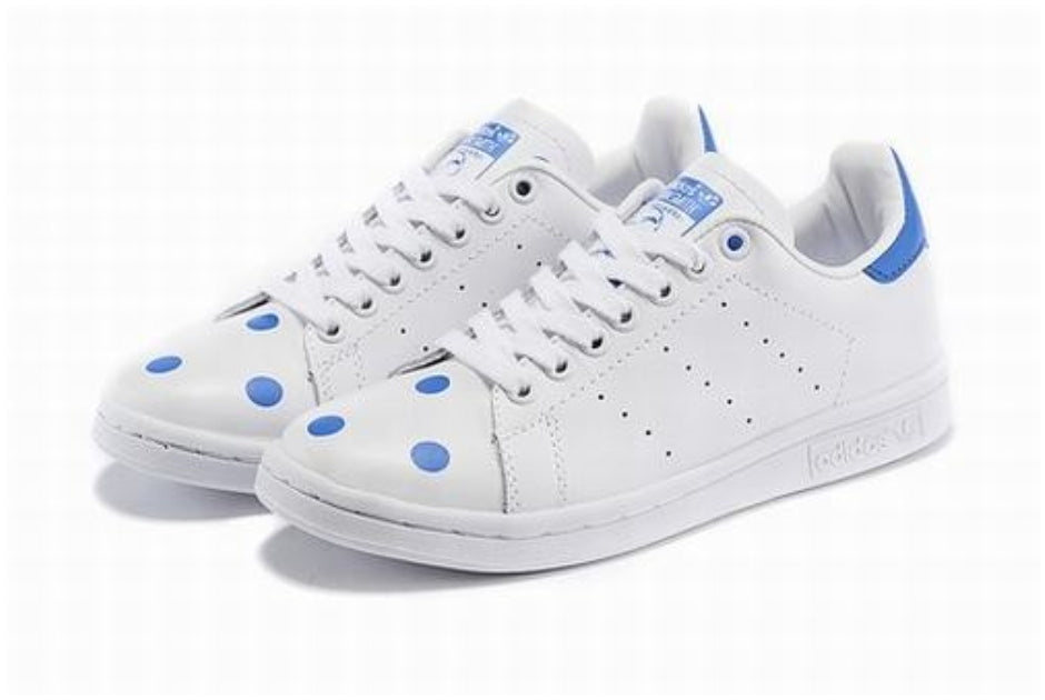 Premièrement : Les baskets adidas Stan Smith, emblématiques et intemporelles. symbolisent le style et la simplicité depuis leur lancement en 1965.