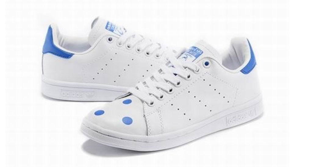 Premièrement : Les baskets adidas Stan Smith, emblématiques et intemporelles. symbolisent le style et la simplicité depuis leur lancement en 1965. Portant le nom du joueur de tennis Stan Smith.