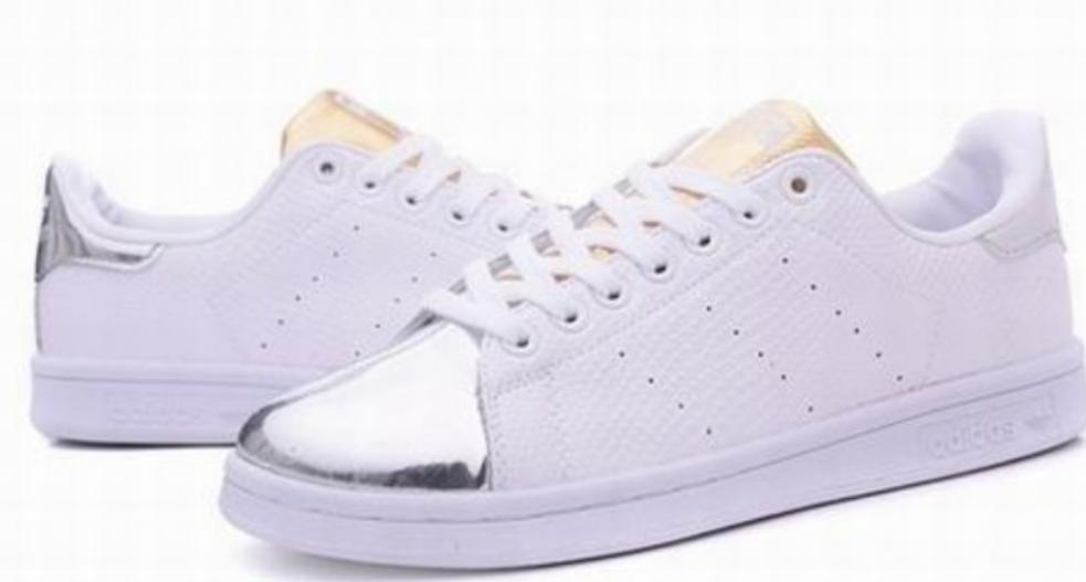 Premièrement : Les baskets adidas Stan Smith, emblématiques et intemporelles. symbolisent le style et la simplicité depuis leur lancement en 1965. Portant le nom du joueur de tennis Stan Smith.