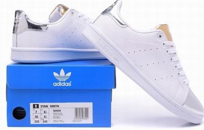 Premièrement : Les baskets adidas Stan Smith, emblématiques et intemporelles. symbolisent le style et la simplicité depuis leur lancement en 1965. Portant le nom du joueur de tennis Stan Smith.