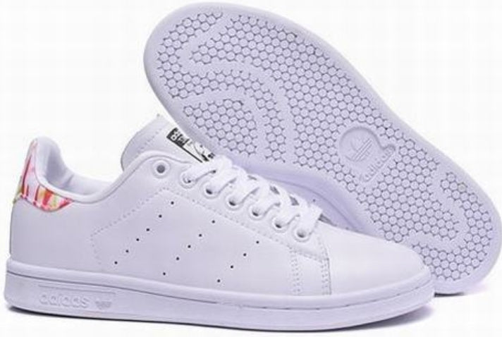 Premièrement : Les baskets adidas Stan Smith, emblématiques et intemporelles. symbolisent le style et la simplicité depuis leur lancement en 1965. Portant le nom du joueur de tennis Stan Smith.