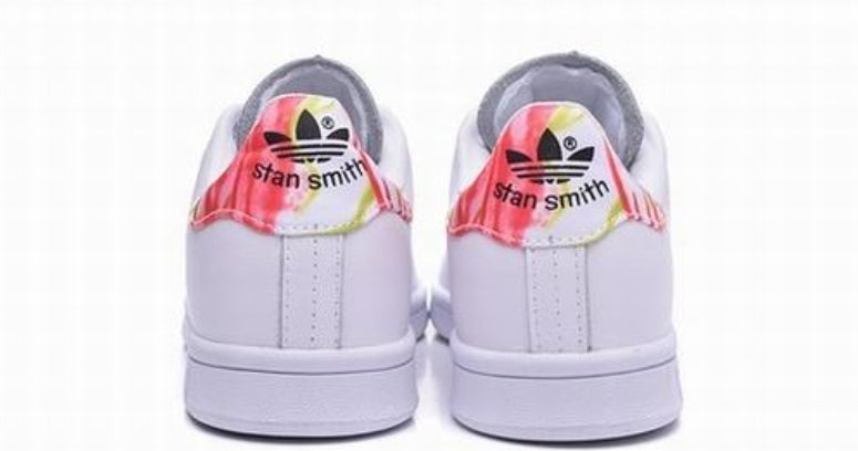 Premièrement : Les baskets adidas Stan Smith, emblématiques et intemporelles. symbolisent le style et la simplicité depuis leur lancement en 1965. Portant le nom du joueur de tennis Stan Smith.