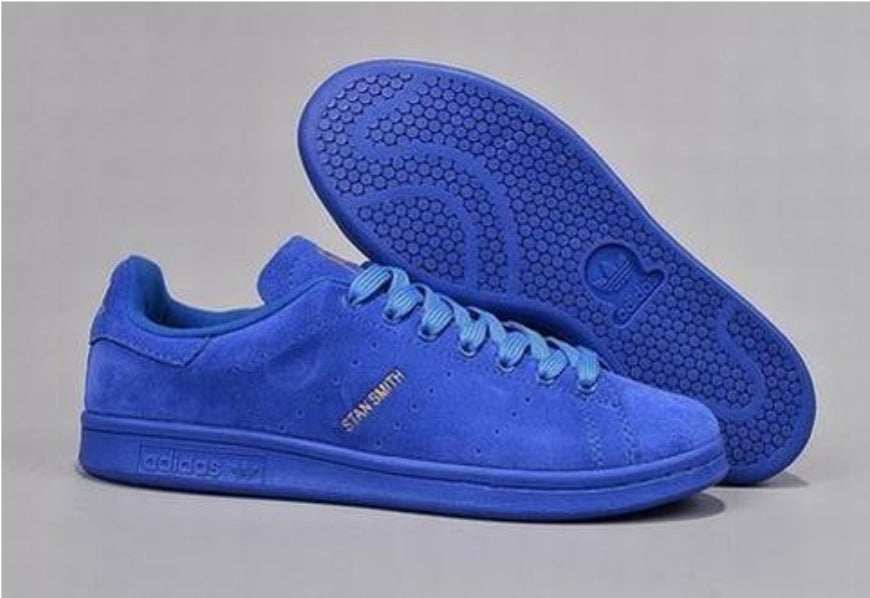 Premièrement : Les baskets adidas Stan Smith, emblématiques et intemporelles. symbolisent le style et la simplicité depuis leur lancement en 1965. Portant le nom du joueur de tennis Stan Smith.