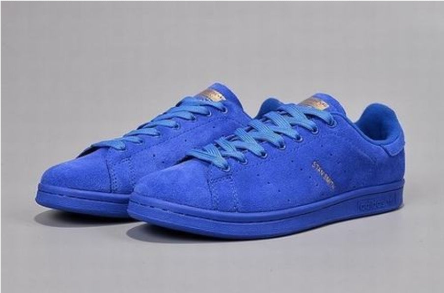 Premièrement : Les baskets adidas Stan Smith, emblématiques et intemporelles. symbolisent le style et la simplicité depuis leur lancement en 1965. Portant le nom du joueur de tennis Stan Smith.