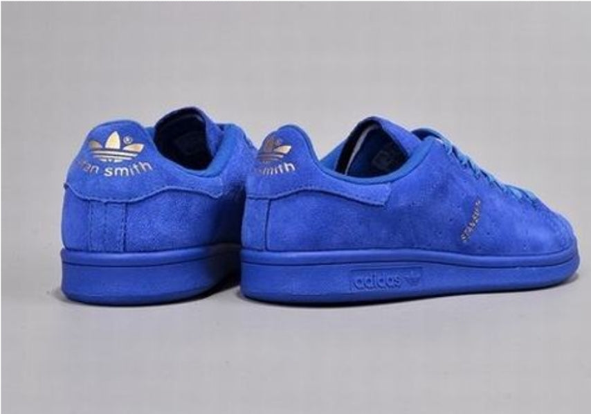 Premièrement : Les baskets adidas Stan Smith, emblématiques et intemporelles. symbolisent le style et la simplicité depuis leur lancement en 1965. Portant le nom du joueur de tennis Stan Smith.