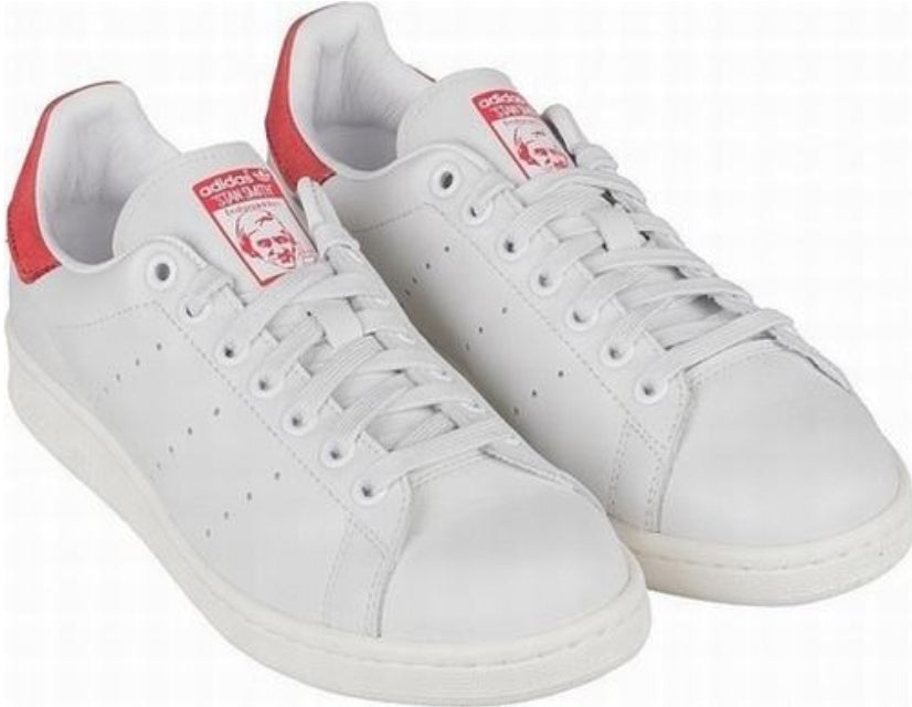 Premièrement : Les baskets adidas Stan Smith, emblématiques et intemporelles. symbolisent le style et la simplicité depuis leur lancement en 1965. Portant le nom du joueur de tennis Stan Smith.