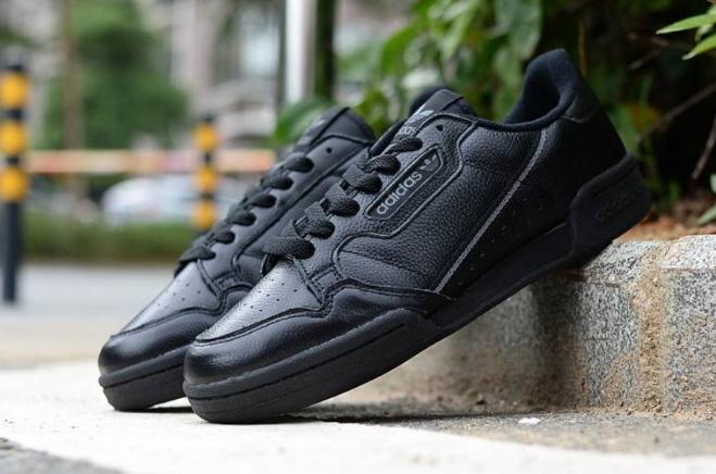 Les baskets Adidas Continental allient performance et style intemporel.
Leur silhouette élégante.pas cher.le moins cher.