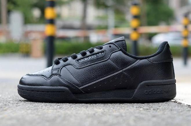 Les baskets Adidas Continental allient performance et style intemporel.
Leur silhouette élégante.pas cher.le moins cher.