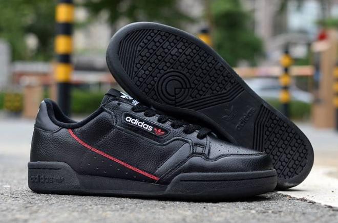 Les baskets Adidas Continental allient performance et style intemporel.
Leur silhouette élégante.pas cher.le moins cher.