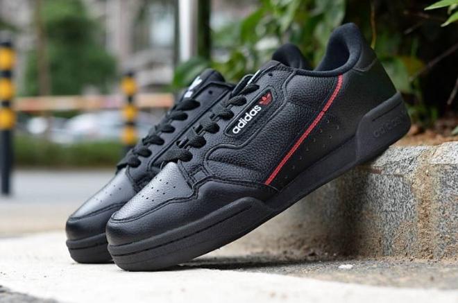 Les baskets Adidas Continental allient performance et style intemporel.
Leur silhouette élégante.pas cher.le moins cher.