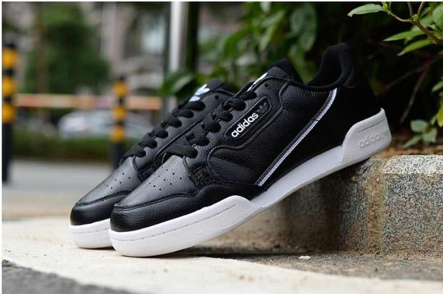 Les baskets Adidas Continental allient performance et style intemporel.
Leur silhouette élégante.pas cher.le moins cher.