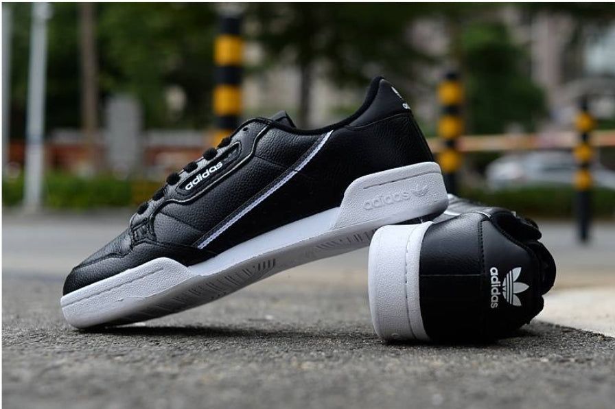 Les baskets Adidas Continental allient performance et style intemporel.
Leur silhouette élégante.pas cher.le moins cher.