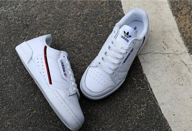Les baskets Adidas Continental allient performance et style intemporel.
Leur silhouette élégante.pas cher.le moins cher.