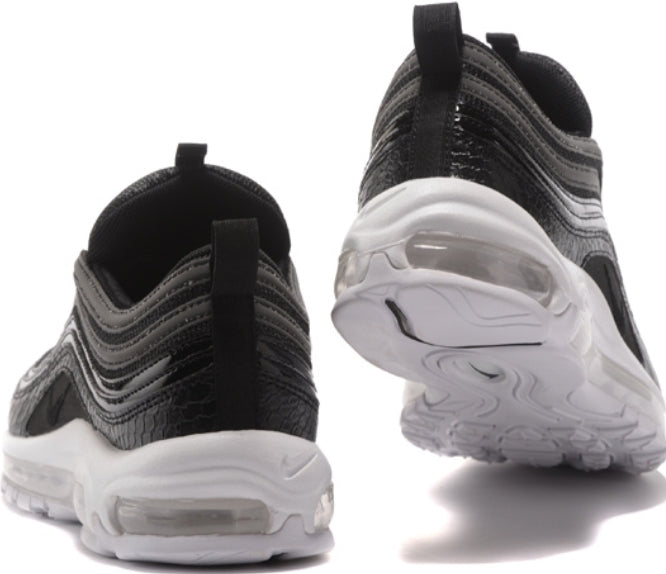 Les baskets Nike Air Max 97 sont synonymes de style emblématique et de confort absolu. Leur design ondulé distinctif.pas cher. Le moins cher.
