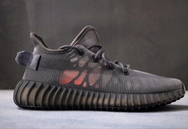Les Adidas Yeezy 350 Boost V2 Mono Mist Femme , entre Adidas et Kanye West, sont emblématiques pour leur design innovant et leur confort inégalé.
