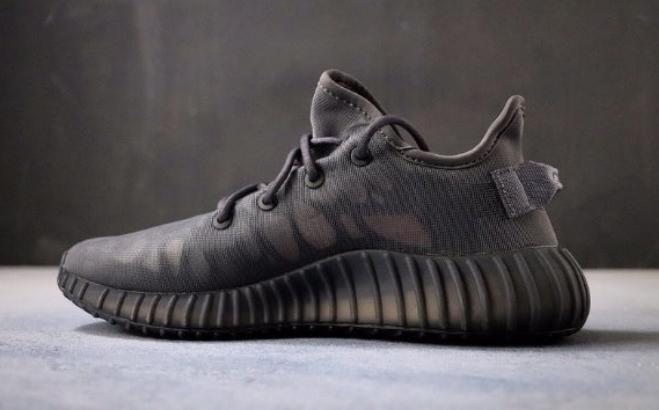 Les Adidas Yeezy 350 Boost V2 Mono Mist Femme , entre Adidas et Kanye West, sont emblématiques pour leur design innovant et leur confort inégalé.