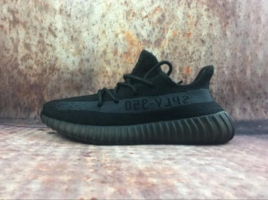 Les  Adidas Yeezy 350 Boost V2 Mono Mist Femme ,  entre Adidas et Kanye West, sont emblématiques pour leur design innovant et leur confort inégalé.