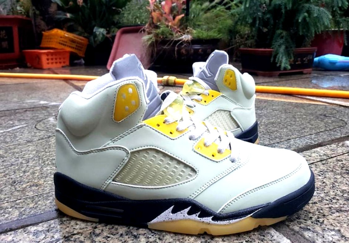 Les baskets Air Jordan 5 offrent un style audacieux et une performance exceptionnelle. leur design unique emblématique. Pas cher. Le moins cher.