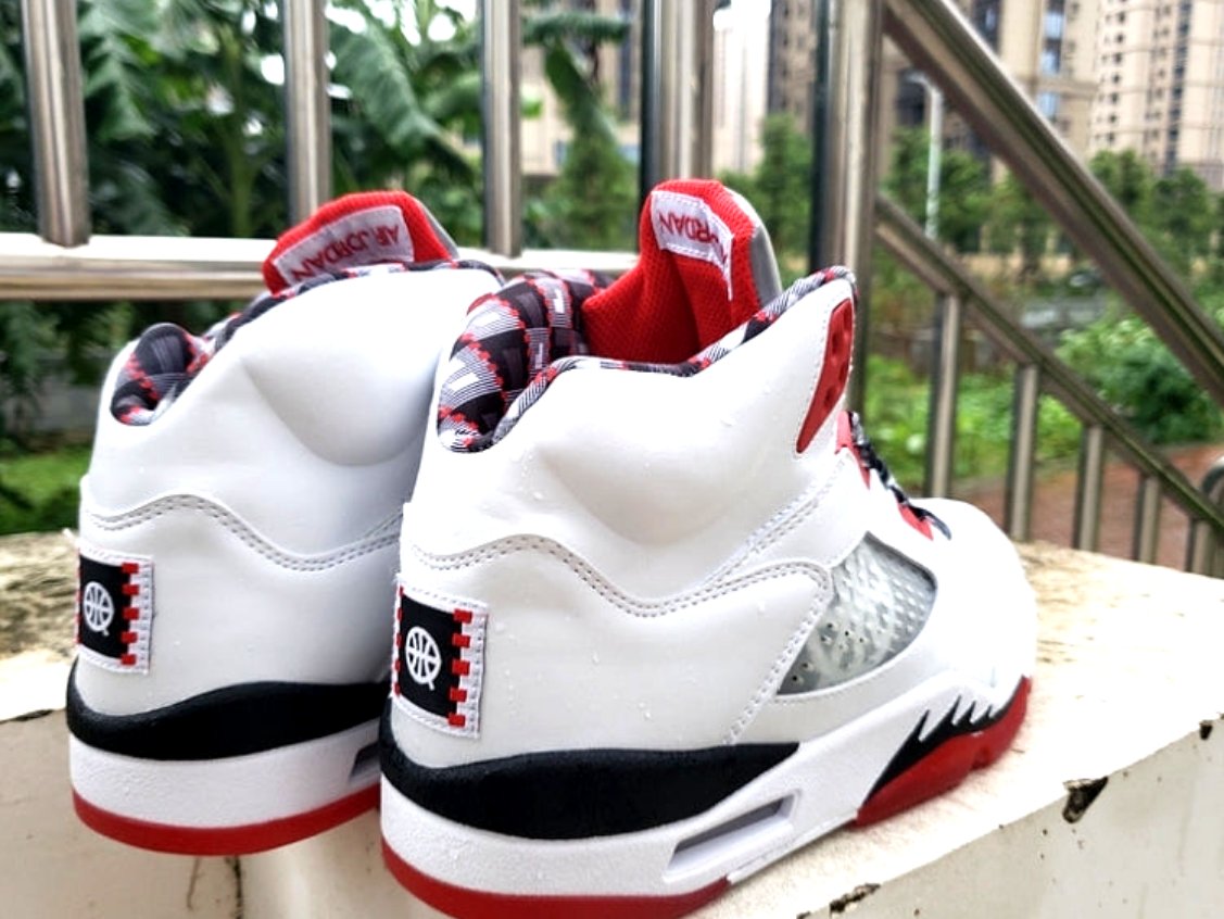 Les baskets Air Jordan 5 offrent un style audacieux et une performance exceptionnelle. leur design unique emblématique. Pas cher. Le moins cher.