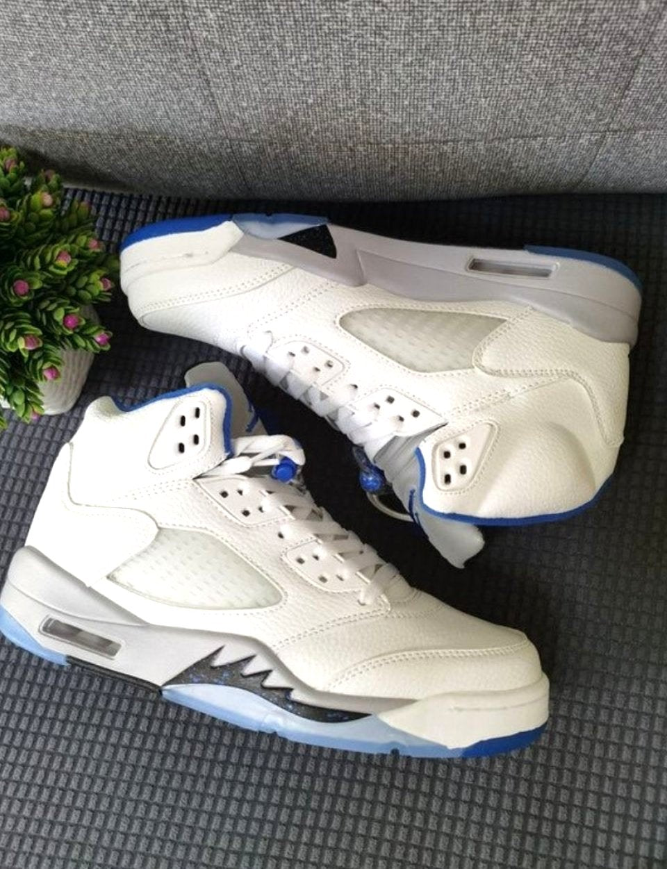 Les baskets Air Jordan 5 offrent un style audacieux et une performance exceptionnelle. leur design unique emblématique. Pas cher. Le moins cher.