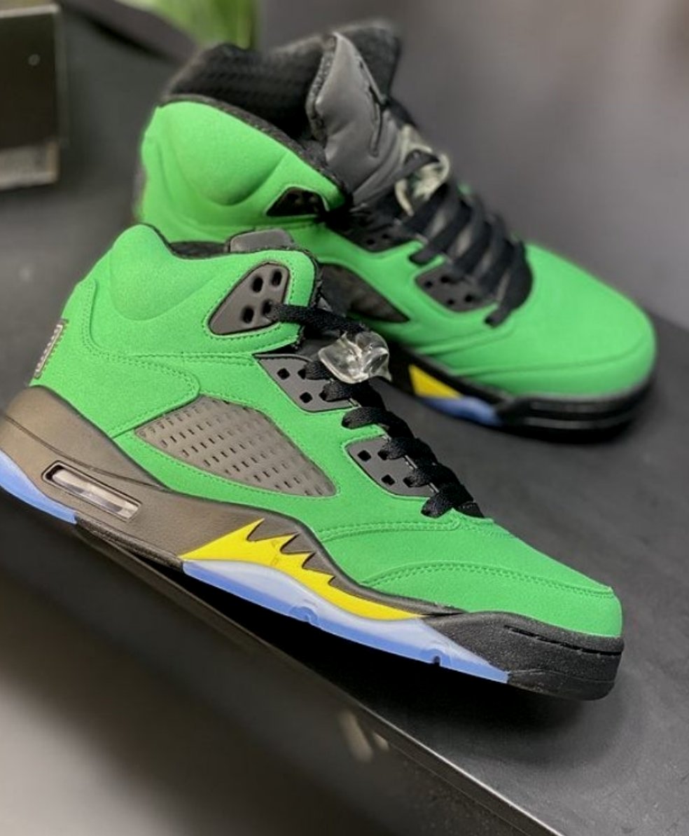 Les baskets Air Jordan 5 offrent un style audacieux et une performance exceptionnelle. leur design unique emblématique. Pas cher. Le moins cher.