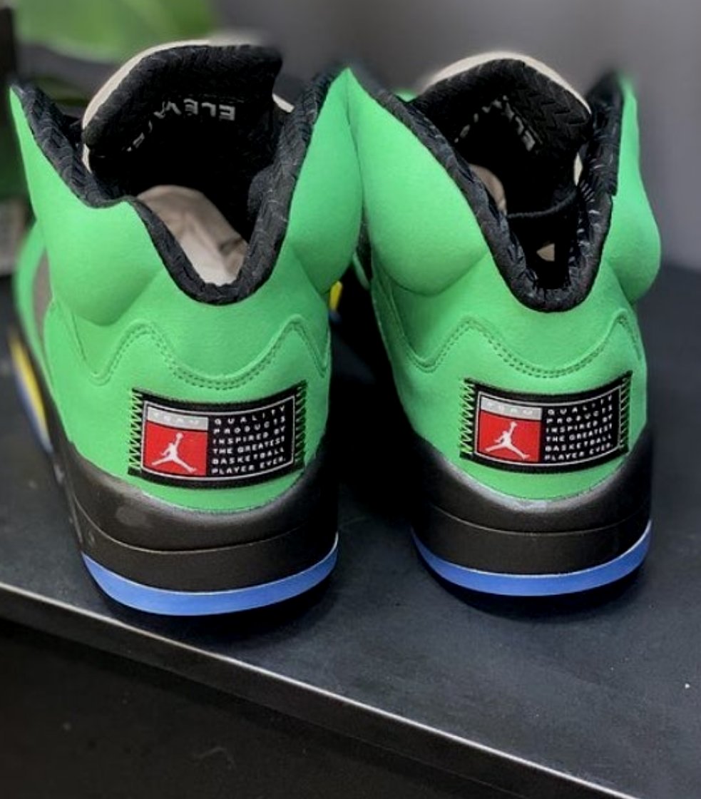 Les baskets Air Jordan 5 offrent un style audacieux et une performance exceptionnelle. leur design unique emblématique. Pas cher. Le moins cher.