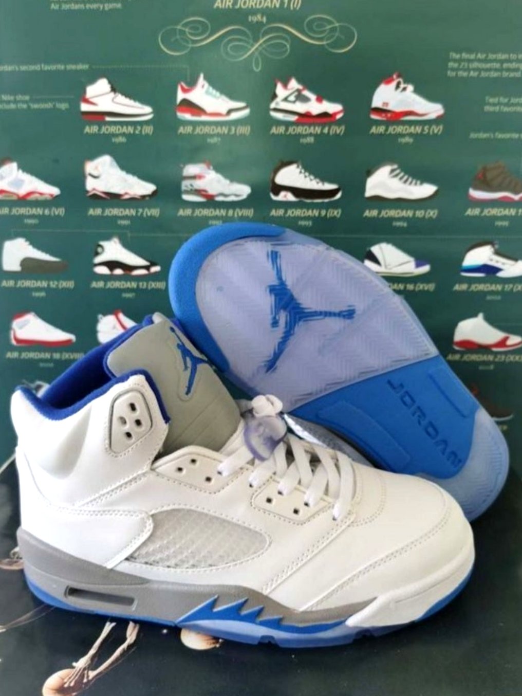 Les baskets Air Jordan 5 offrent un style audacieux et une performance exceptionnelle. leur design unique emblématique. Pas cher. Le moins cher.