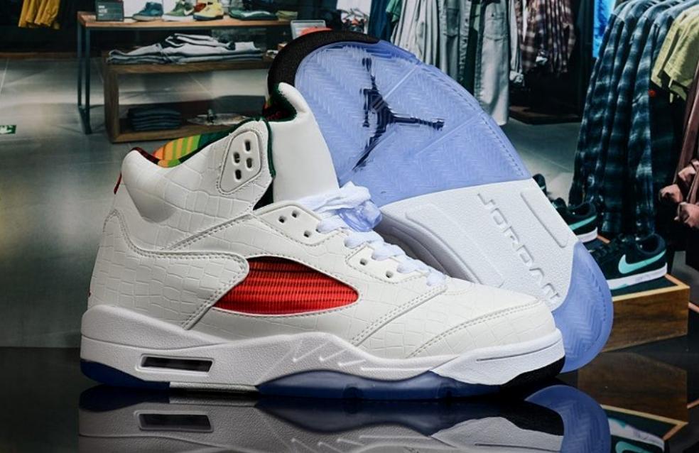 Les baskets Air Jordan 5 offrent un style audacieux et une performance exceptionnelle. leur design unique emblématique. Pas cher. Le moins cher.