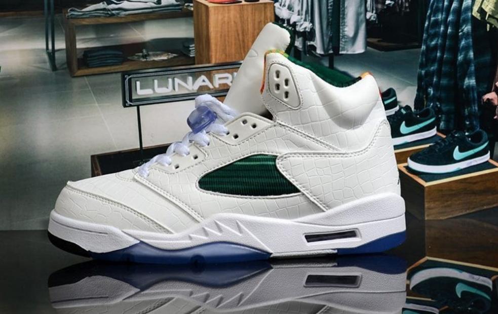 Les baskets Air Jordan 5 offrent un style audacieux et une performance exceptionnelle. leur design unique emblématique. Pas cher. Le moins cher.