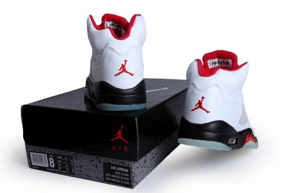 Les baskets Air Jordan 5 offrent un style audacieux et une performance exceptionnelle. leur design unique emblématique. Pas cher. Le moins cher.