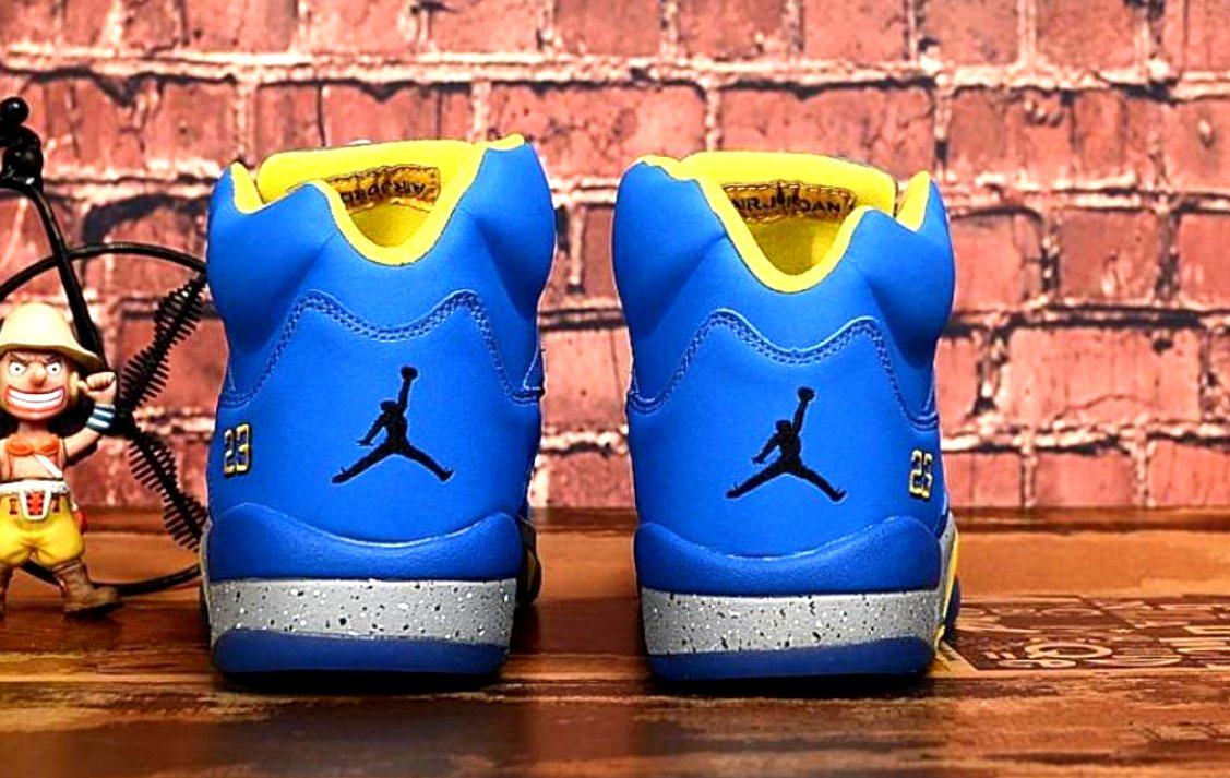 Les baskets Air Jordan 5 offrent un style audacieux et une performance exceptionnelle. leur design unique emblématique. Pas cher. Le moins cher.