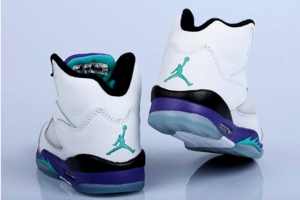 Les baskets Air Jordan 5 offrent un style audacieux et une performance exceptionnelle. leur design unique emblématique. Pas cher. Le moins cher.