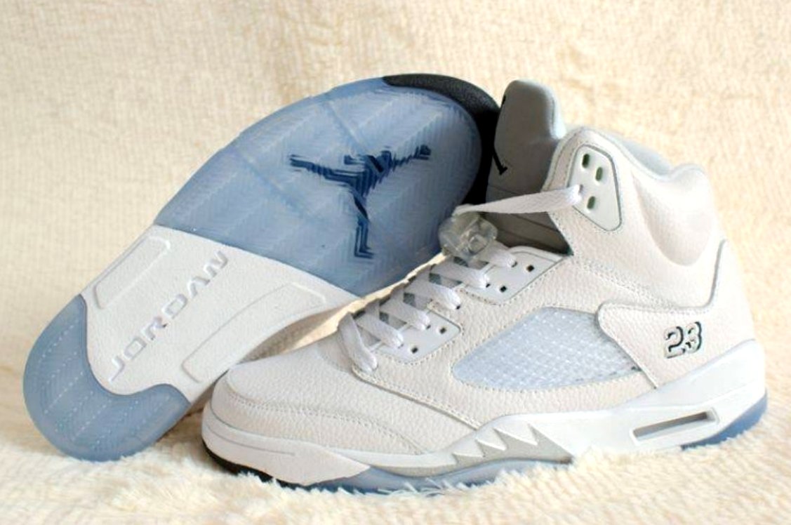 Les baskets Air Jordan 5 offrent un style audacieux et une performance exceptionnelle. leur design unique emblématique. Pas cher. Le moins cher.