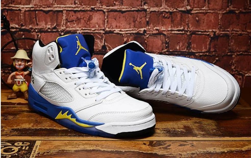 Les baskets Air Jordan 5 offrent un style audacieux et une performance exceptionnelle. leur design unique emblématique. Pas cher. Le moins cher.