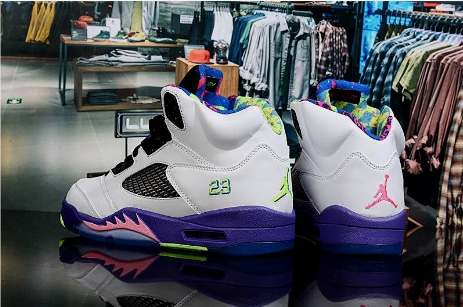 Les baskets Air Jordan 5 offrent un style audacieux et une performance exceptionnelle. leur design unique emblématique. Pas cher. Le moins cher.