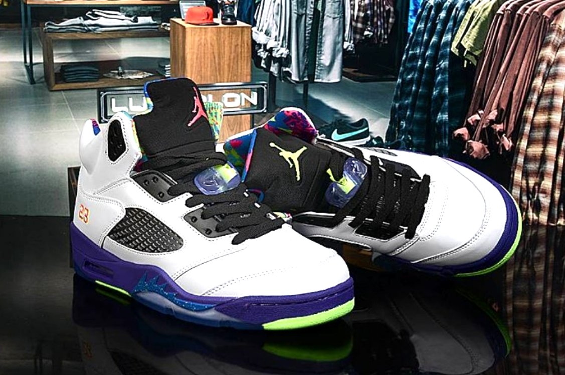 Les baskets Air Jordan 5 offrent un style audacieux et une performance exceptionnelle. leur design unique emblématique. Pas cher. Le moins cher.