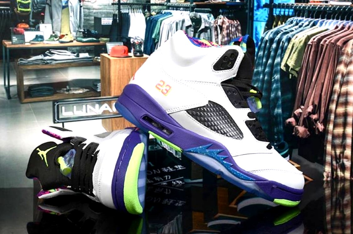 Les baskets Air Jordan 5 offrent un style audacieux et une performance exceptionnelle. leur design unique emblématique. Pas cher. Le moins cher.