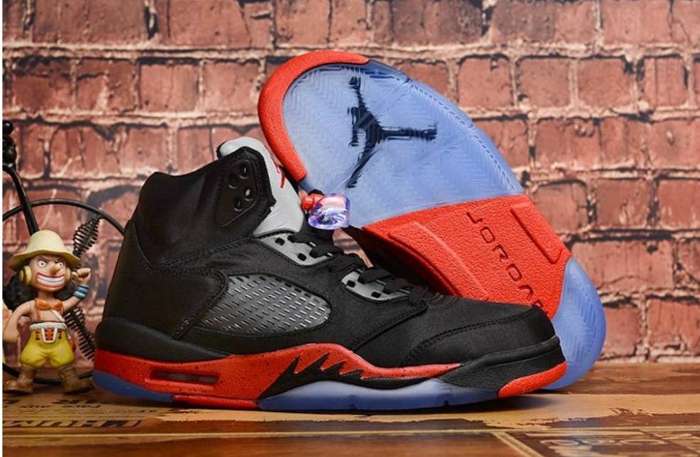 Les baskets Air Jordan 5 offrent un style audacieux et une performance exceptionnelle. leur design unique emblématique. Pas cher. Le moins cher.