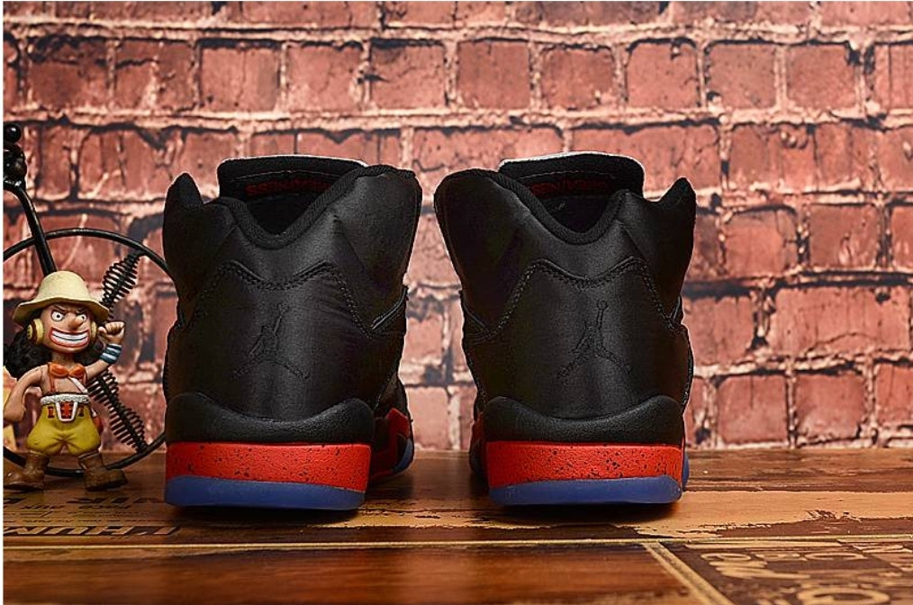 Les baskets Air Jordan 5 offrent un style audacieux et une performance exceptionnelle. leur design unique emblématique. Pas cher. Le moins cher.