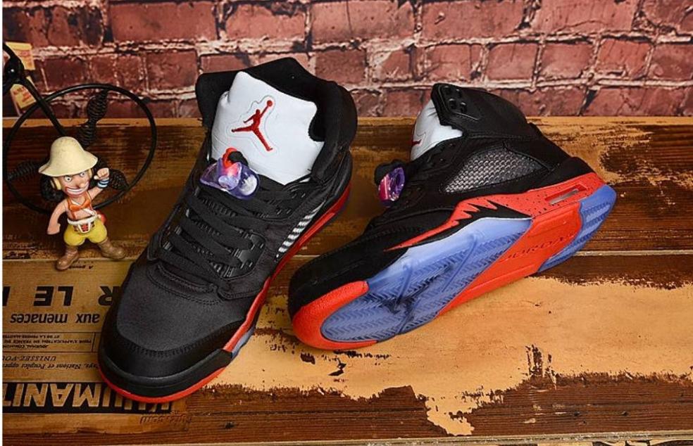 Les baskets Air Jordan 5 offrent un style audacieux et une performance exceptionnelle. leur design unique emblématique. Pas cher. Le moins cher.