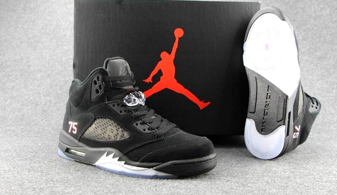 Les baskets Air Jordan 5 offrent un style audacieux et une performance exceptionnelle. leur design unique emblématique. Pas cher. Le moins cher.
