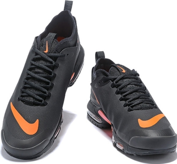 Les baskets Nike TN Mercurial incarnent un style audacieux et une performance ultime.
Par ailleurs, leur design distinctif et leur utilisation de matériaux de haute qualité en font un choix incontournable