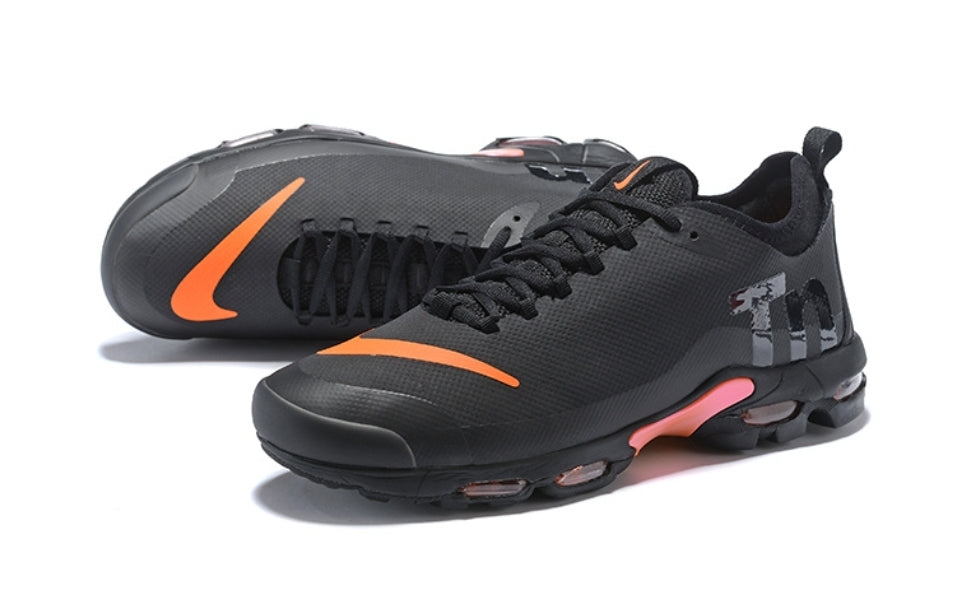 Les baskets Nike TN Mercurial incarnent un style audacieux et une performance ultime.
Par ailleurs, leur design distinctif et leur utilisation de matériaux de haute qualité en font un choix incontournable