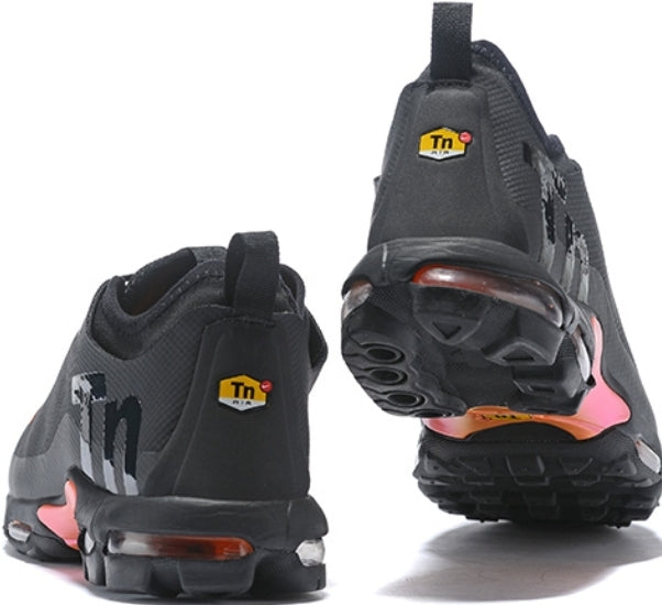 Les baskets Nike TN Mercurial incarnent un style audacieux et une performance ultime.
Par ailleurs, leur design distinctif et leur utilisation de matériaux de haute qualité en font un choix incontournable