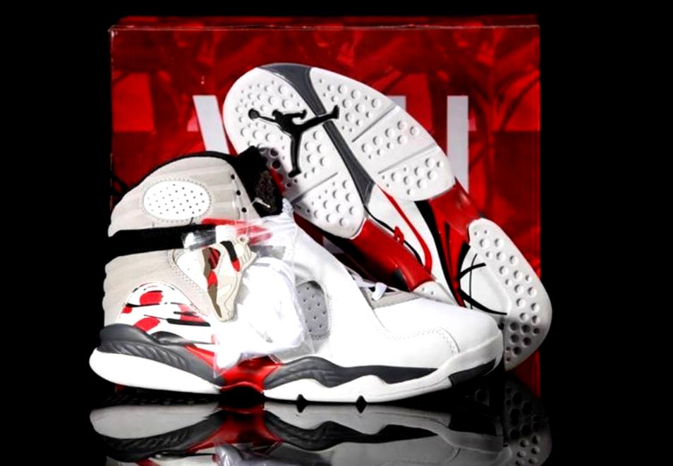 Les baskets Air Jordan 8 offrent un style audacieux et une performance exceptionnelle.
De plus, leur design distinctif et l'utilisation.