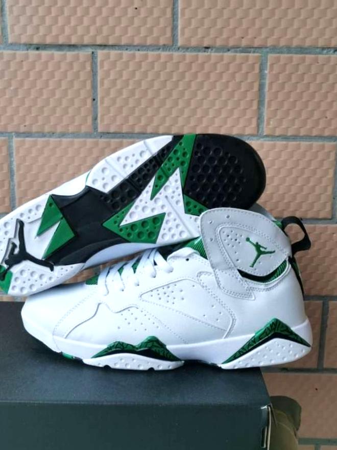Les baskets Air Jordan 7 offrent un style iconique et une performance exceptionnelle.
  design emblématique   haute qualité. Au meilleur prix. Pas cher