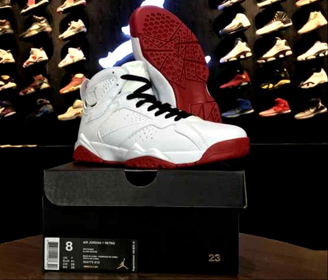 Les baskets Air Jordan 7 offrent un style iconique et une performance légendaire.
De plus, leur design emblématique et leur utilisation.