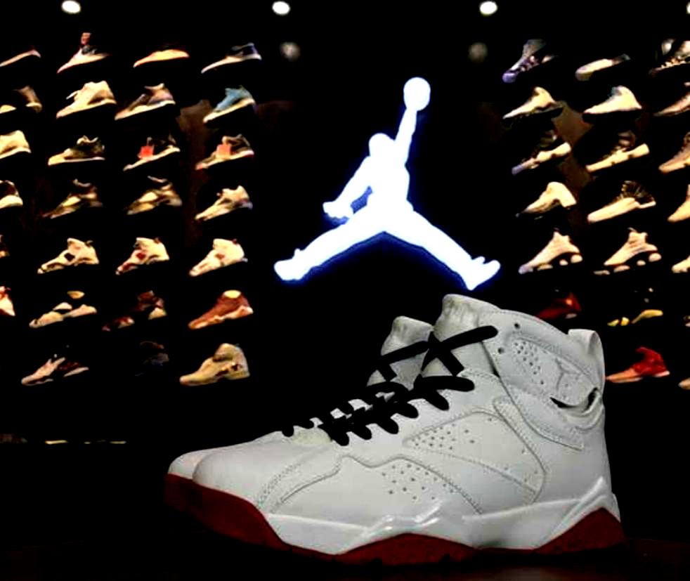 Les baskets Air Jordan 7 offrent un style iconique et une performance légendaire.
De plus, leur design emblématique et leur utilisation.