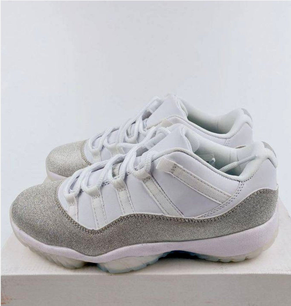 Air Jordan 11Low Retro WMNS “Vast Grey” sneakers