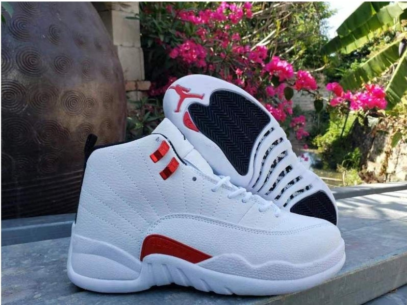 Les baskets Air Jordan 12 offrent un style iconique et une performance exceptionnelle.design distinctif.pas cher.moin Cher.